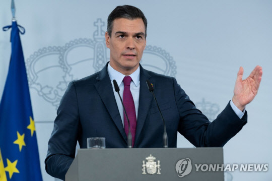 22일(현지시간) 기자회견장에서 발언하는 페드로 산체스 스페인 총리   [로이터=연합뉴스]